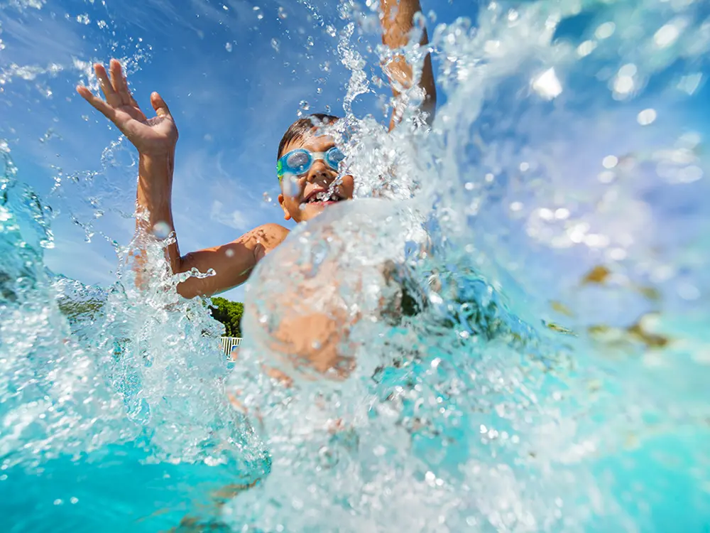 Im Wasser spielendes Kind